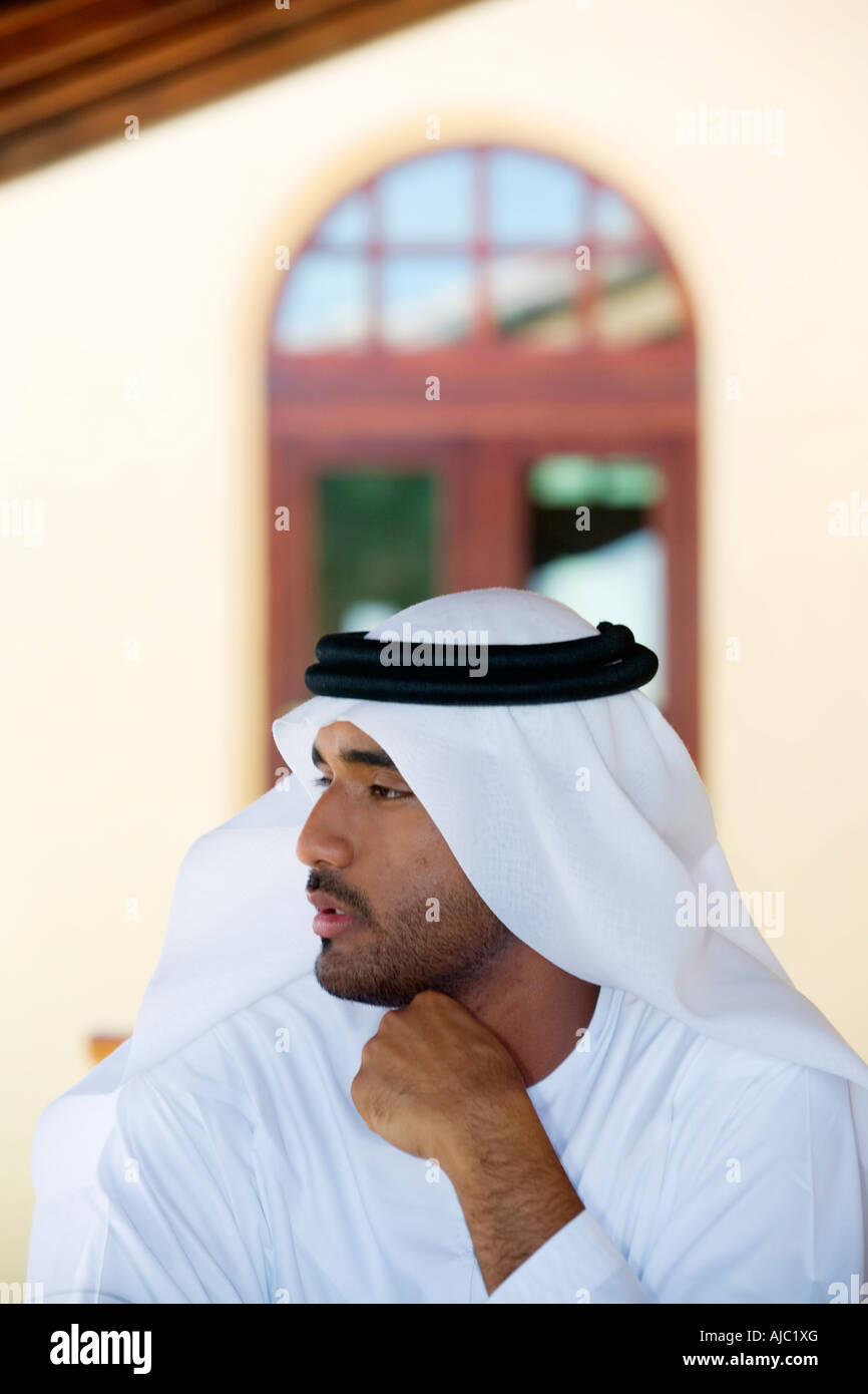 Arabische Mann sitzt auf der Terrasse, Profil-Seitenansicht Stockfoto