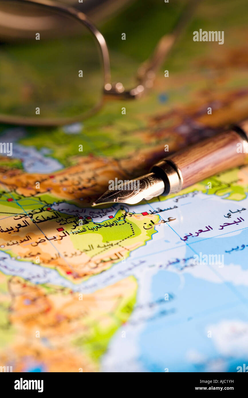 Arabische Karte mit Stift und lesen Gläser Stockfotografie - Alamy