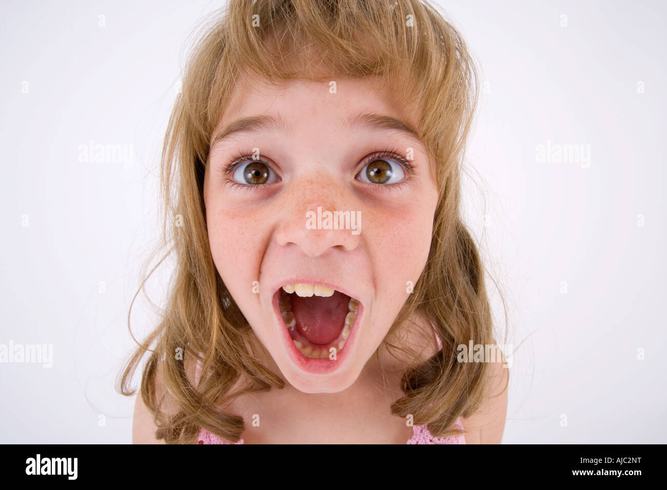 Junges Mädchen ziehen ein lustiges Gesicht in die Kamera Stockfoto