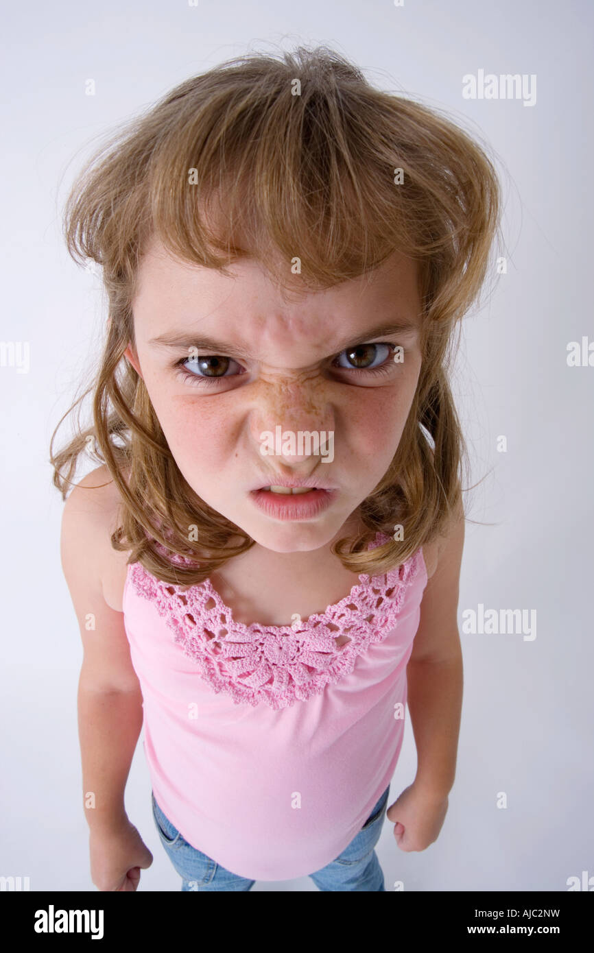 Junges Mädchen ziehen ein wütendes Gesicht in die Kamera Stockfoto