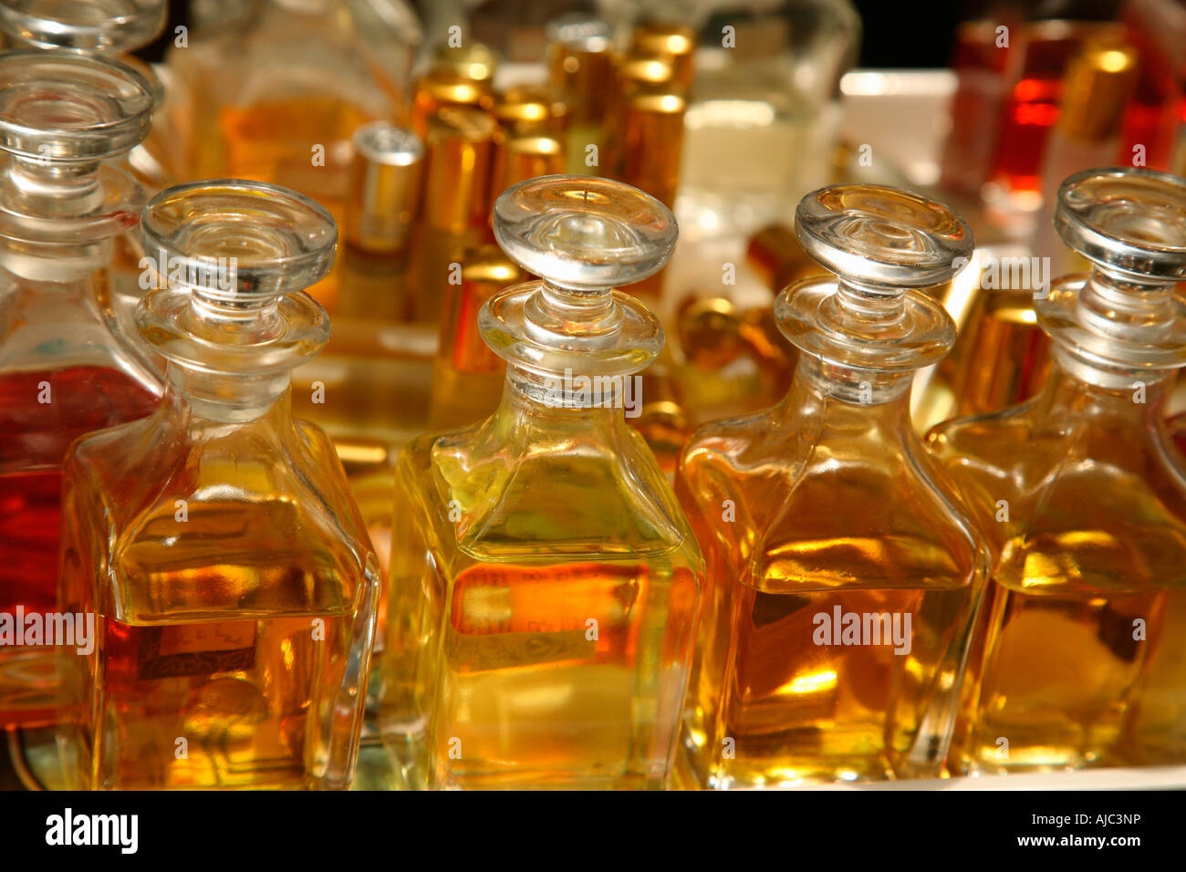 Kleine Flaschen Emirati Parfum auf einem lokalen Markt Stockfoto