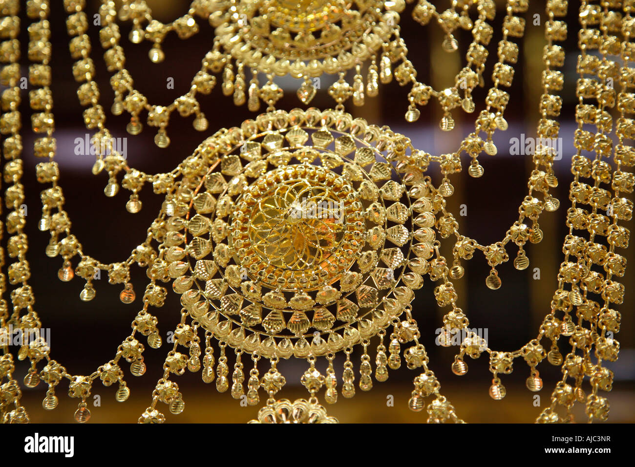Goldene Halskette auf dem Display in einem Schaufenster Stockfoto