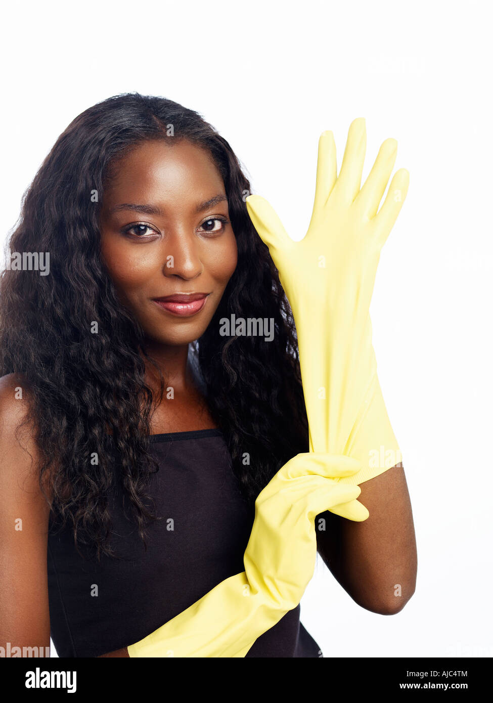 Porträt einer Frau ziehen am gelben Gummihandschuhe Stockfoto
