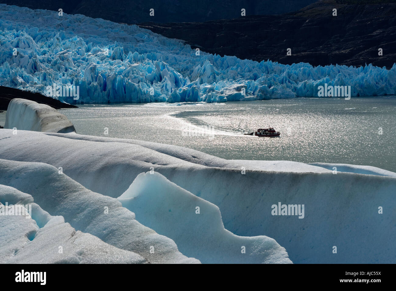 Erhöhten Blick auf ein Boot mit Touristen Grey Gletscher anzeigen Stockfoto