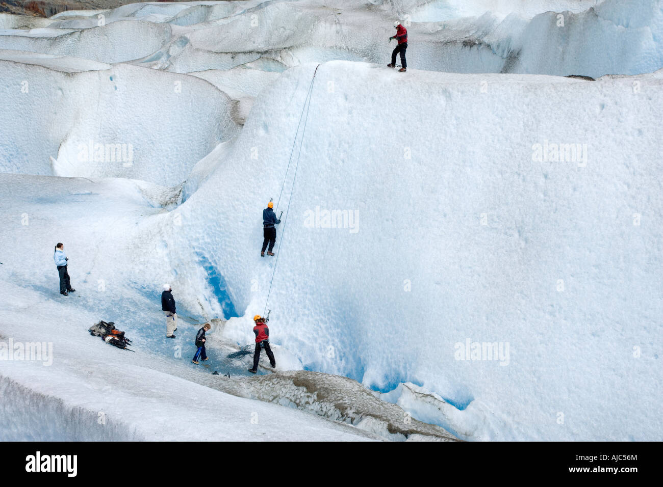 High Angle View of Touristen eine Gletscherspalte der Grey Gletscher erkunden Stockfoto