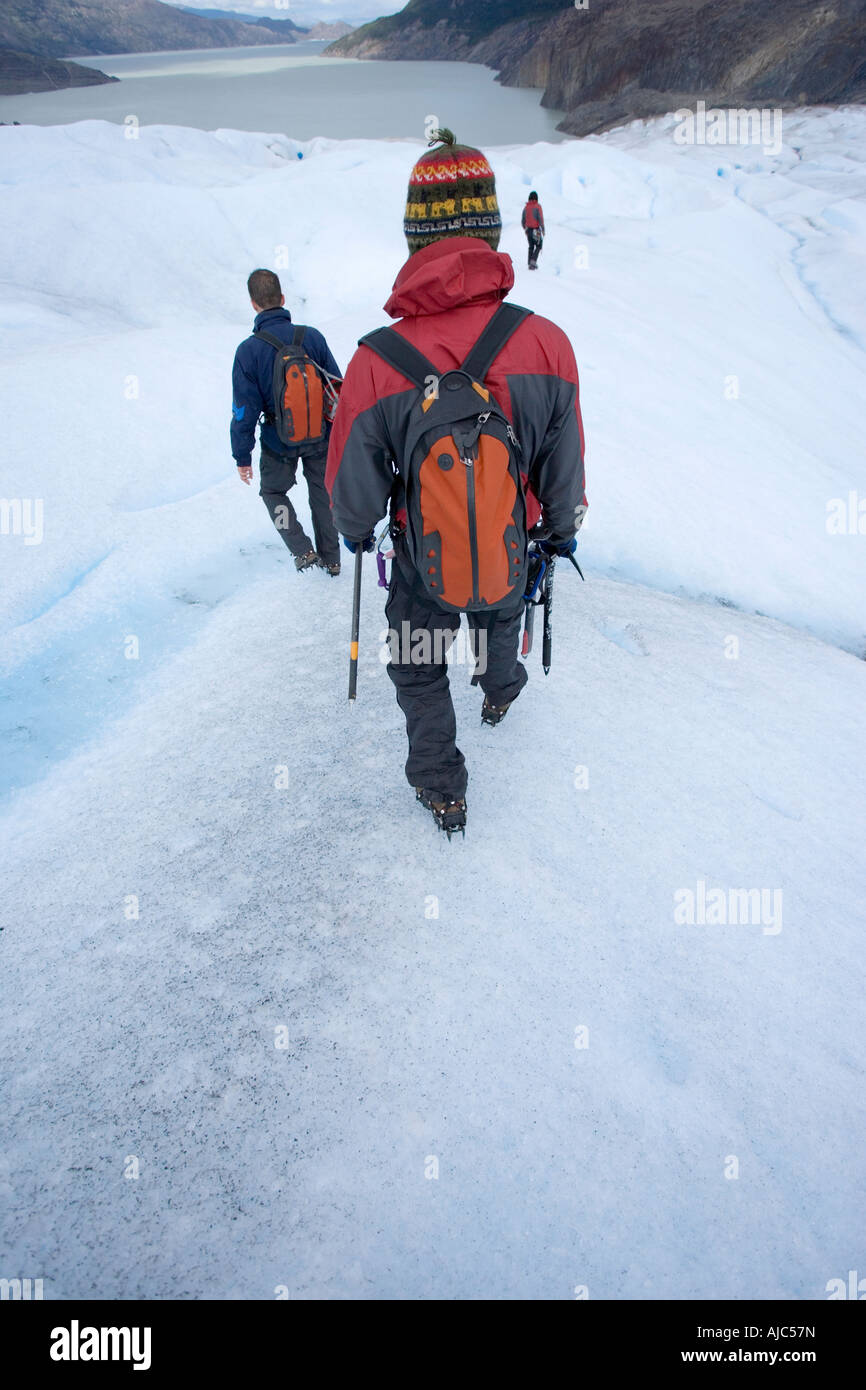 Rückansicht der drei Wanderer zu Fuß hinunter Grey Gletscher Stockfoto