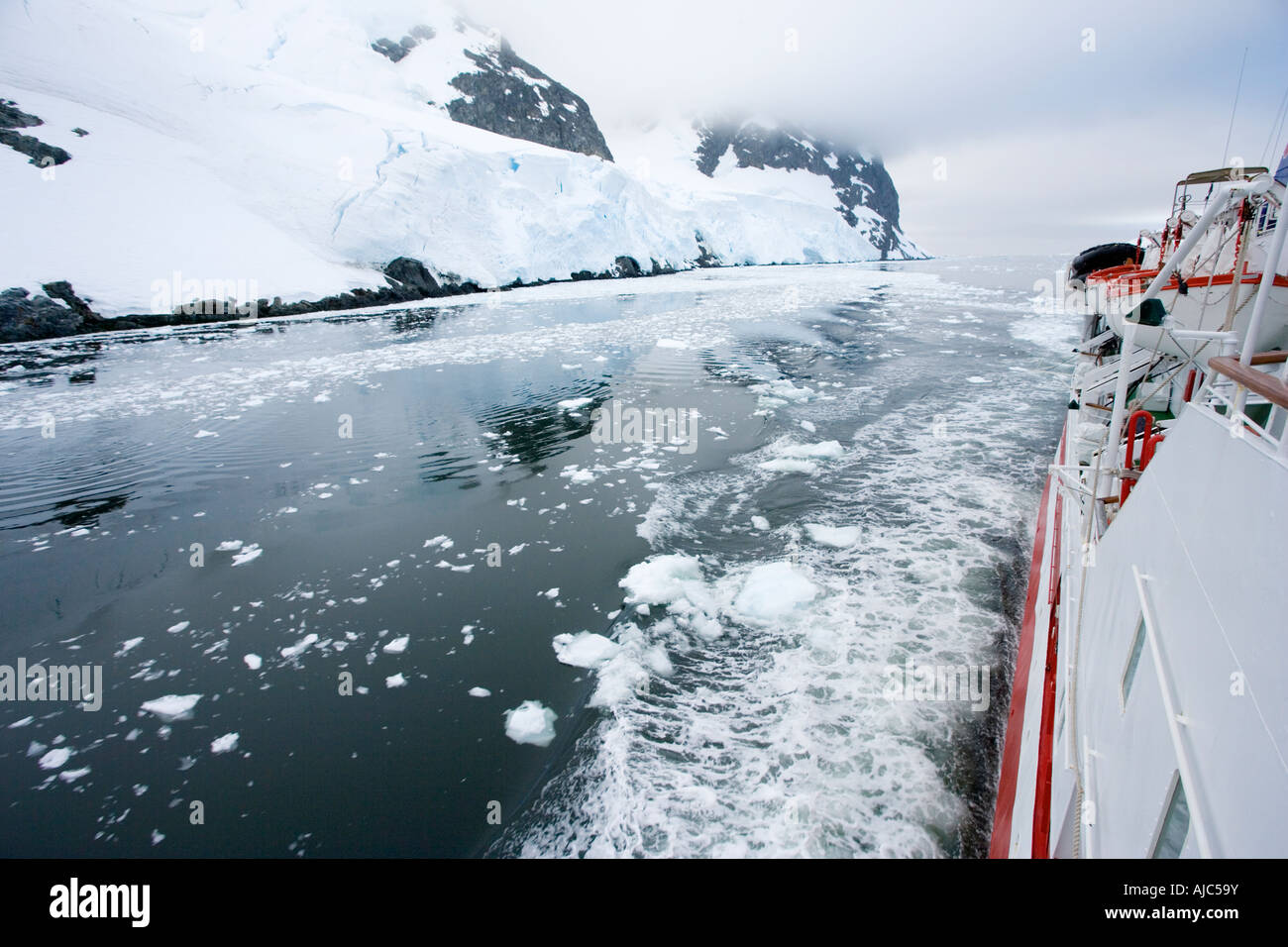 Blick auf die antarktischen Ozean und die Küste von an Bord G.A.P Abenteuer M/S Explorer Stockfoto