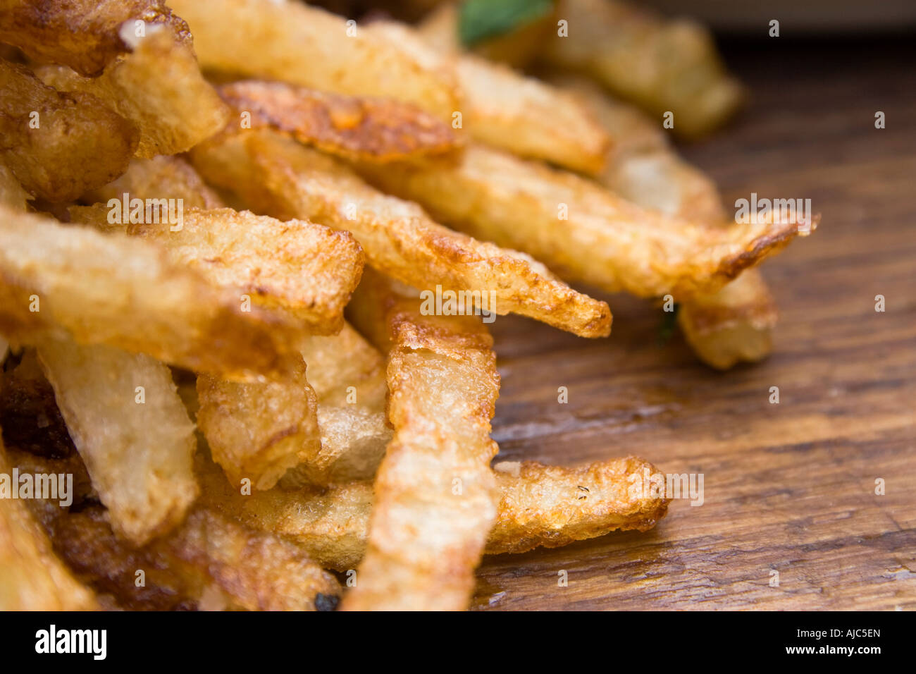 Dünn geschnittene Chips auf Holzbrett Stockfoto