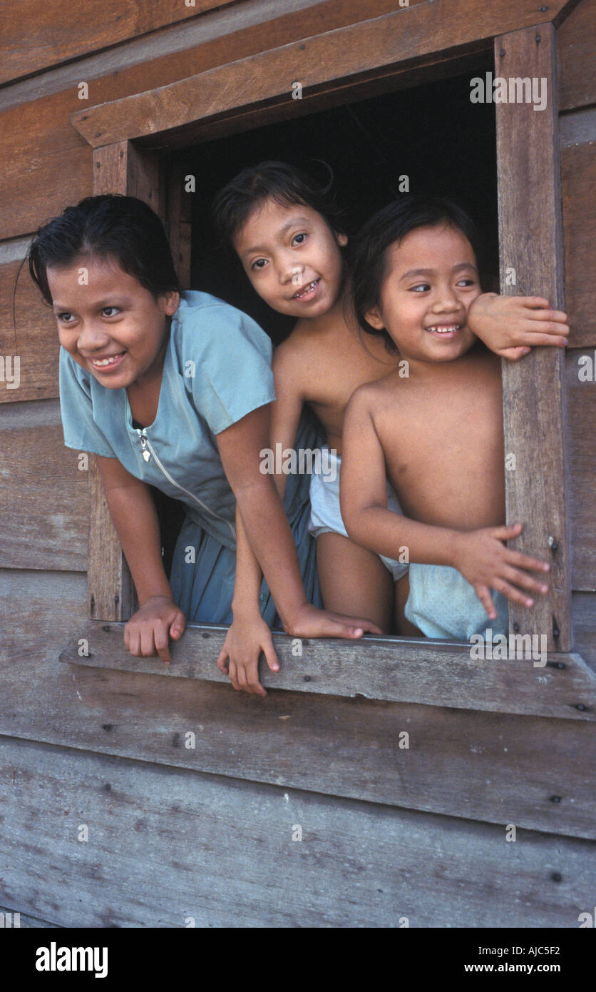 Blick aus dem Fenster ihrer hölzernen Heimat San Sebastian Retalhuleu Guatemala warten auf die Prozession Schwestern Stockfoto