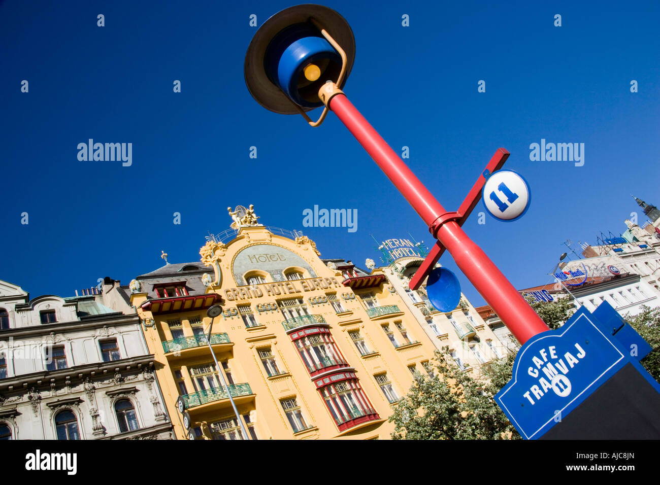 Tschechische Republik Tschechien Bohemia Prag bunte Lampe Post Cafe Tramvaj  Jugendstil Grand Hotel Europa und Meran Hotel Stockfotografie - Alamy
