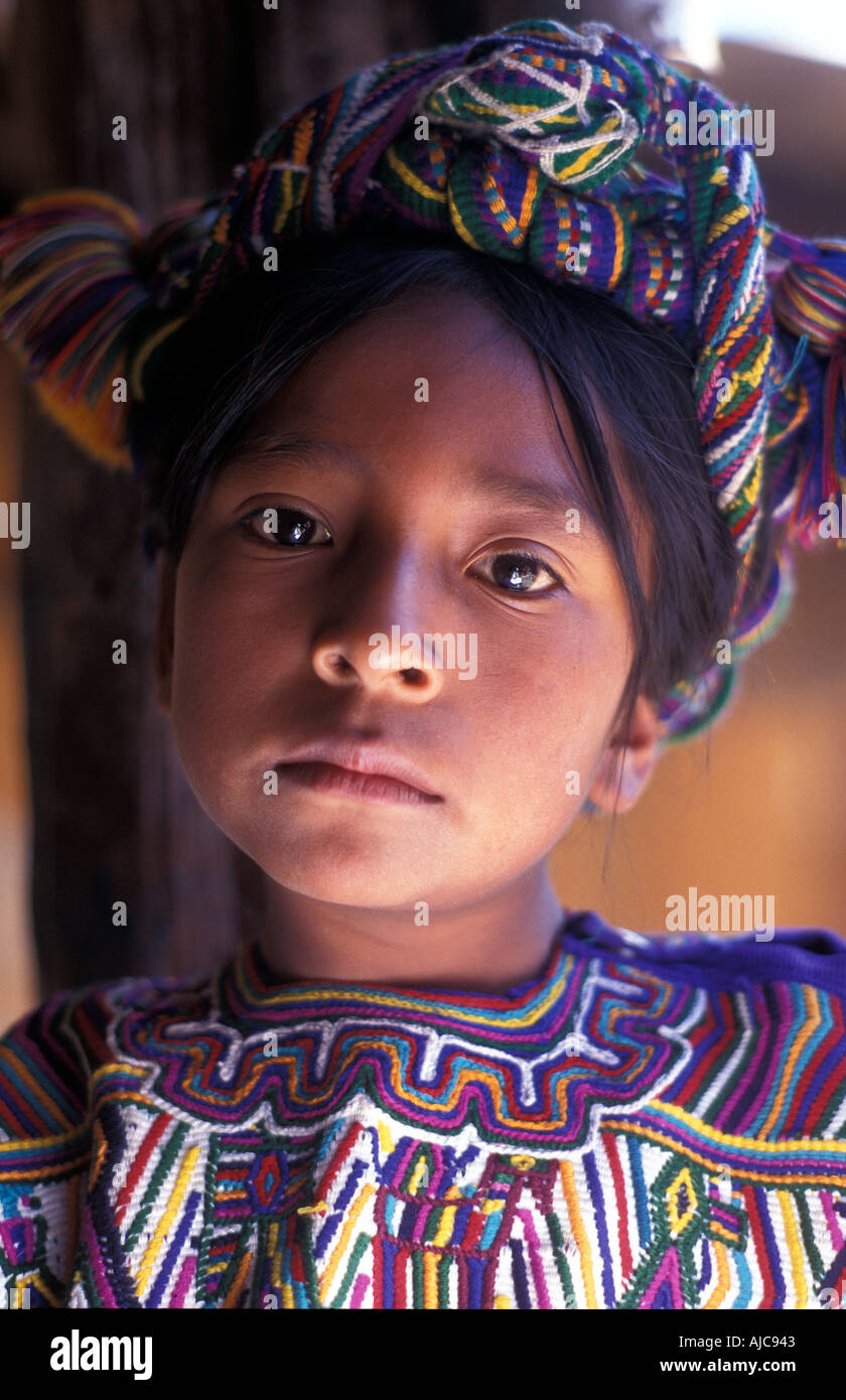 Stolze Gesicht eines Ixil Maya-Mädchen tragen die genähten typische Kleidung ihrer Gemeinschaft Nebaj Ixil Dreieck El Quiche Guatemala Stockfoto