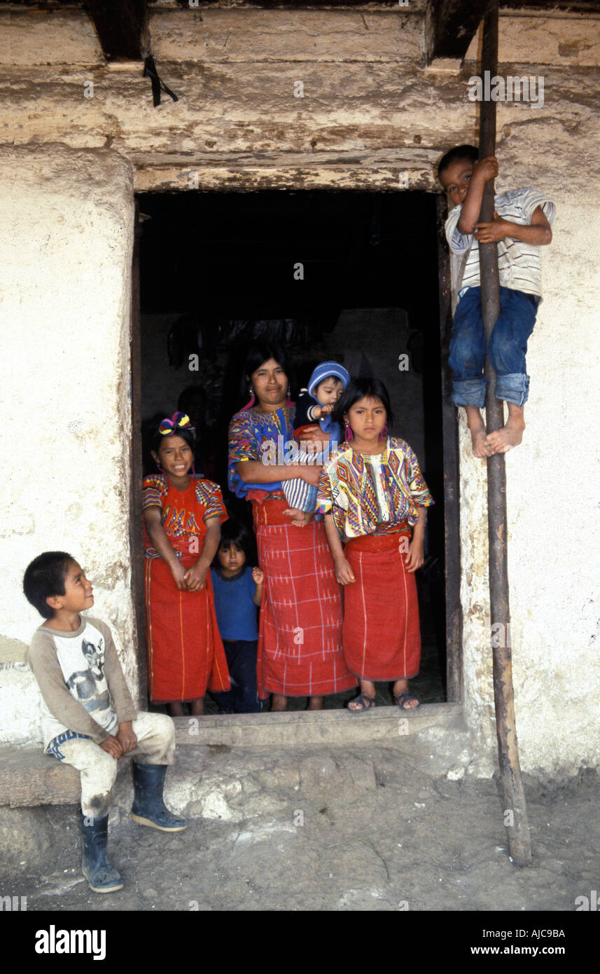 An der Tür von ihrer Heimat Adobe Familie kleiden Chajul Ixil Dreieck El Quiche Guatemala Frauen in charakteristischen Dorf Stockfoto