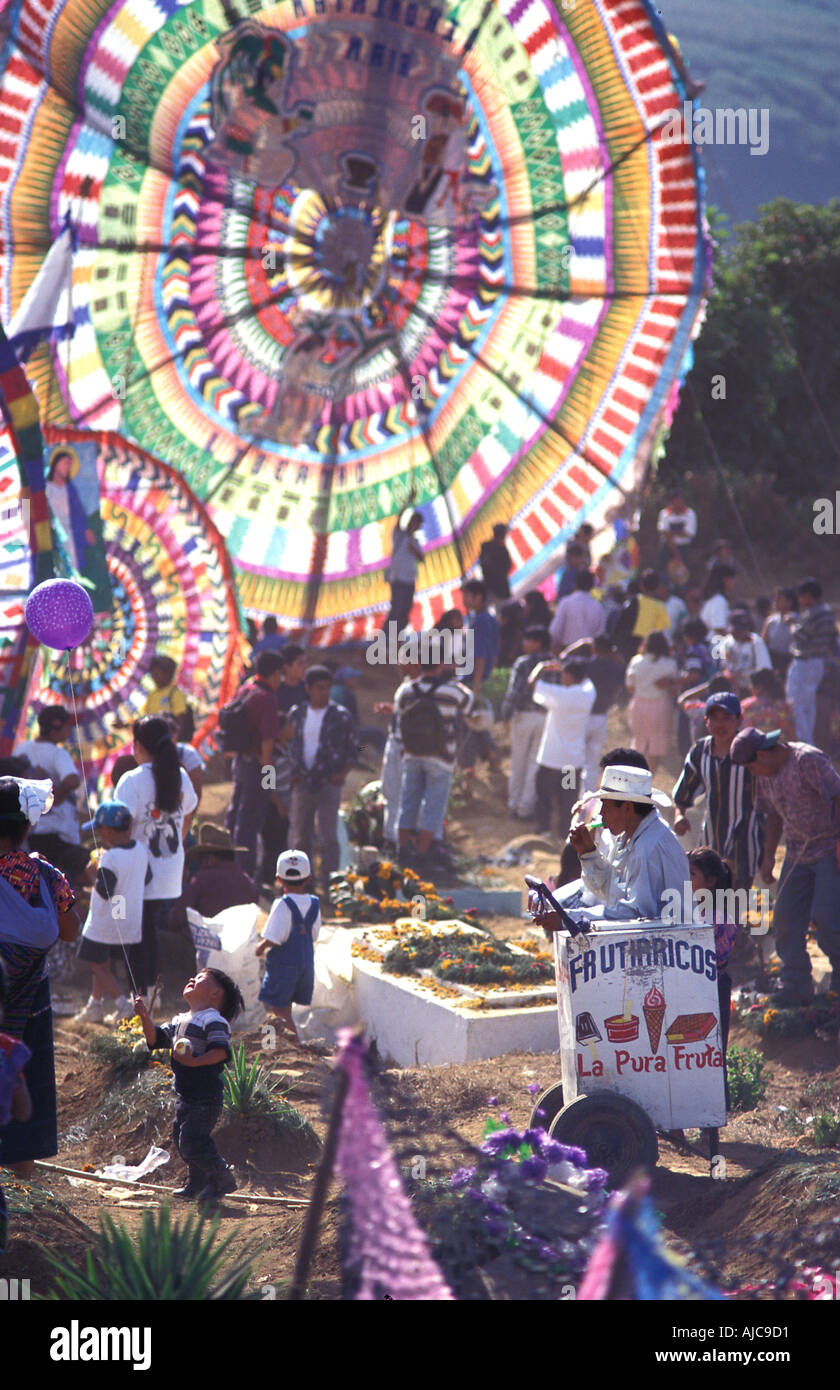 Die Maya Guatemala Stadt von Santiago Sacatepequez kennzeichnet All Saints Day Feierlichkeiten mit einem riesigen Drachenfestival 1. Nov. Stockfoto
