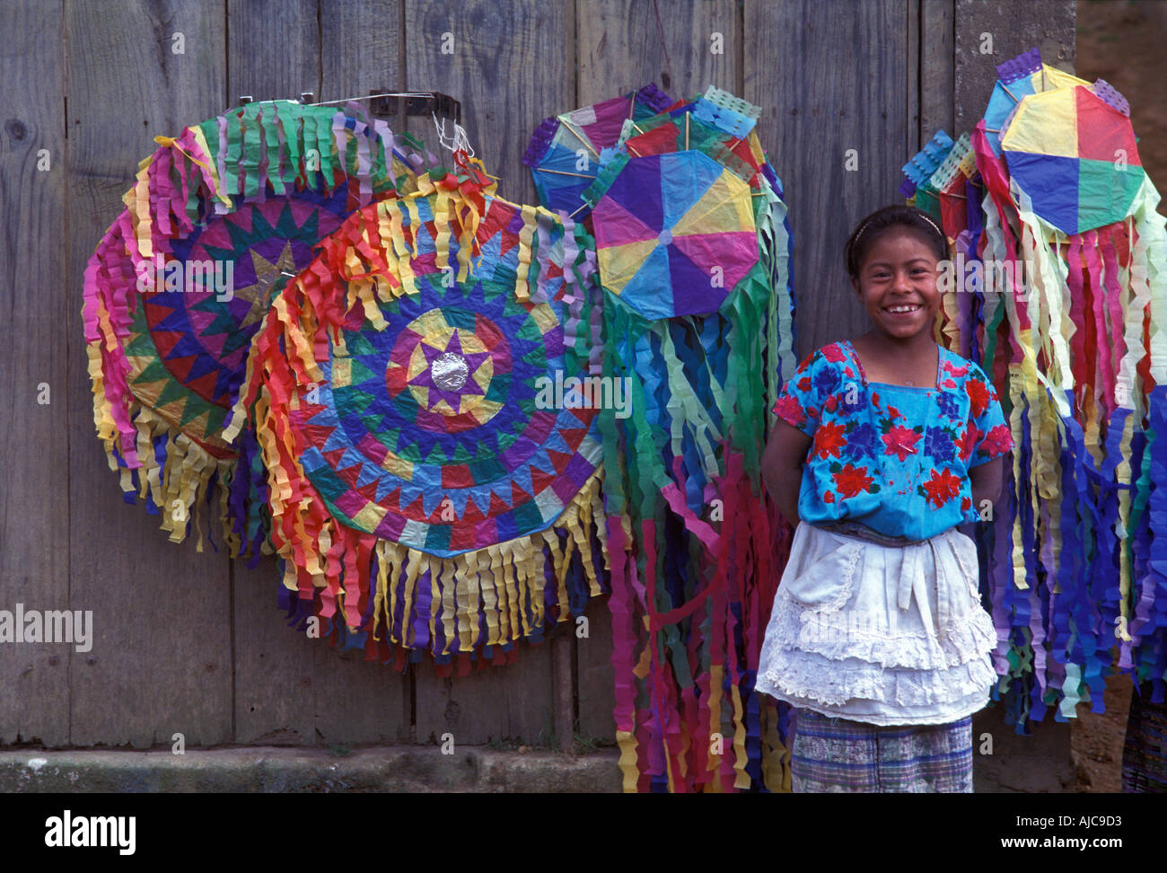 Die guatemaltekische Santiago Sacatepequez markiert Allerheiligen 1. November mit einem riesigen Drachen Festival Maya Mädchen Kites zu verkaufen Stockfoto