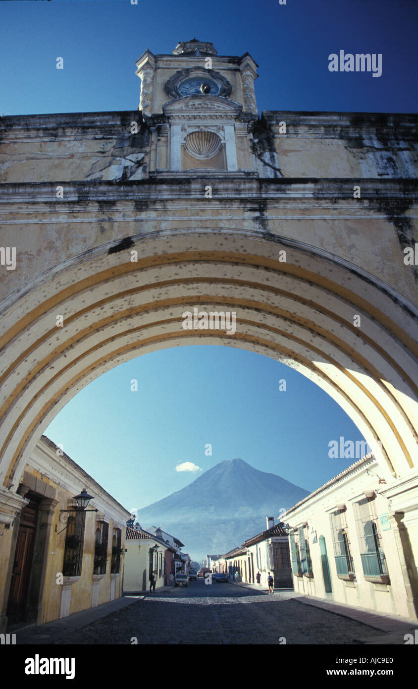 Antigua, der alten Hauptstadt von Guatemala und Weltkulturerbe Kolonialarchitektur Arco de Santa Catalina Agua Vulkan Stockfoto