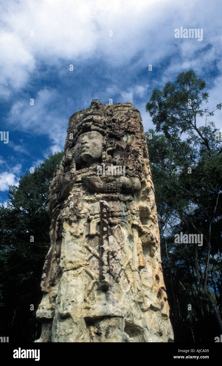 Stein gehauen Stele Megalith Darstellung alten Maya König Rauchen 18 Kaninchen Copan Honduras Stockfoto