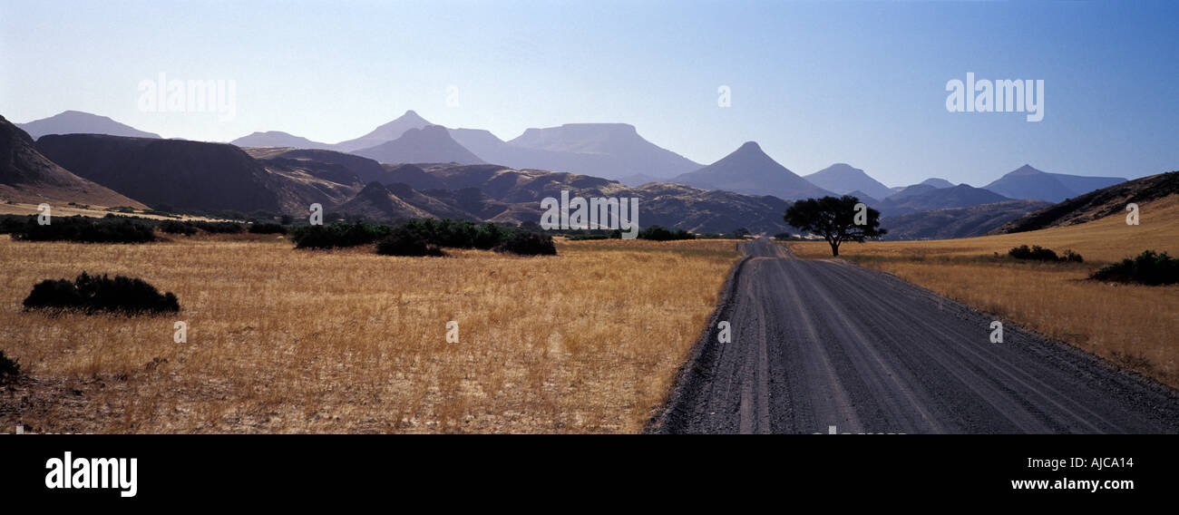 Panorama-Landschaft Schotterpisten Palmwag Sesfontein ausgestorben Vulkane und Tabletop Berge säumen den Horizont Namibia Stockfoto