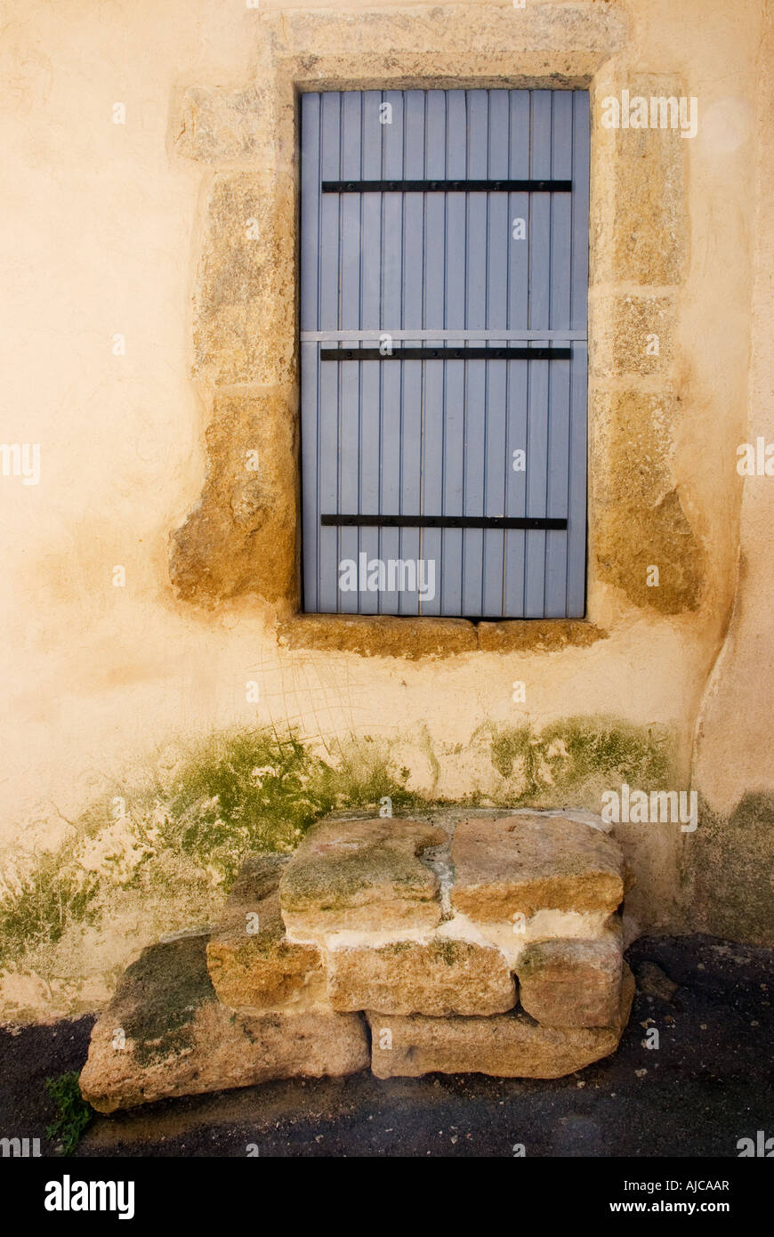 Tür in Lourmarin, Frankreich Stockfoto