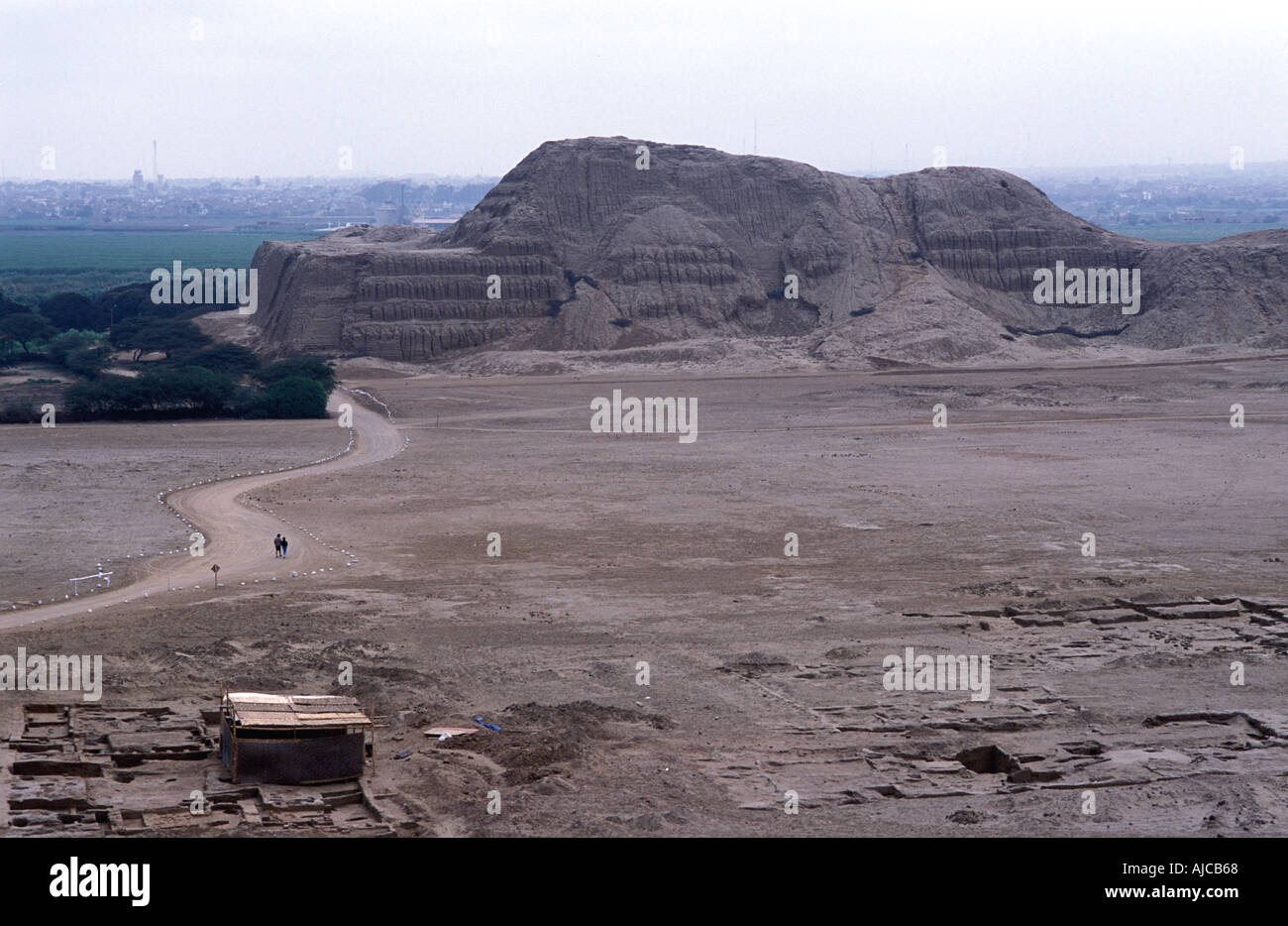 Ansicht der Moche-Website der Huaca del Sol vom Dach der Huaca De La Luna nördliche Küste von Peru Trujillo Stockfoto