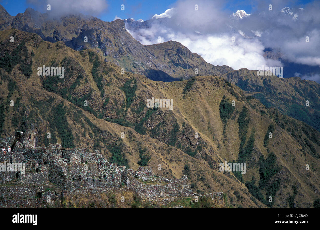 Ruinen auf dem Inka-Trail in der Nähe von Phuyopatamarca mit der Vilcabamba Bergkette jenseits Stockfoto