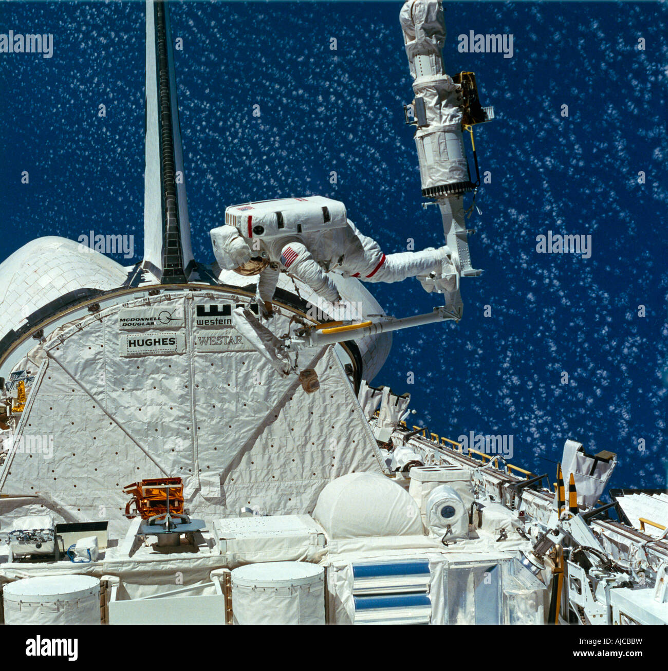 Astronauten außerhalb der Raumfähre In Holding-Bucht Stockfoto