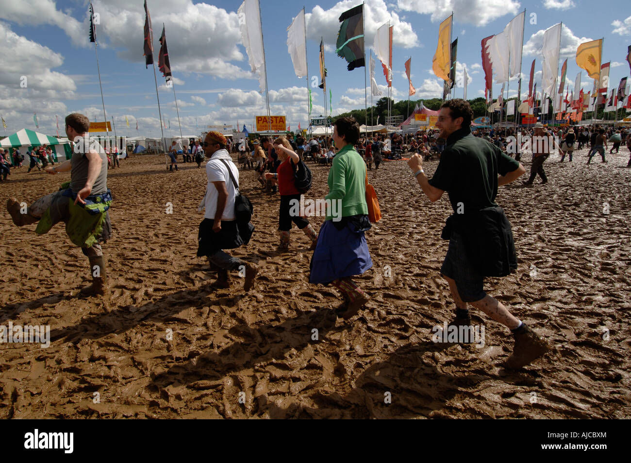 Regen Sie Arena Schlamm bei WOMAD im Jahr 2007, wo früheres schlechtes Wetter die Gehwege in matschigen Schlamm verwandelt Stockfoto