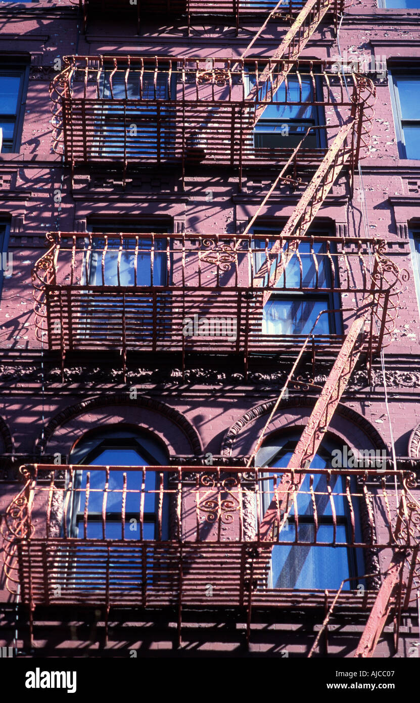 Feuer entweicht und Leitern auf New York Gebäude eine klassische Szene Manhattan New York Vereinigte Staaten von Amerika Stockfoto