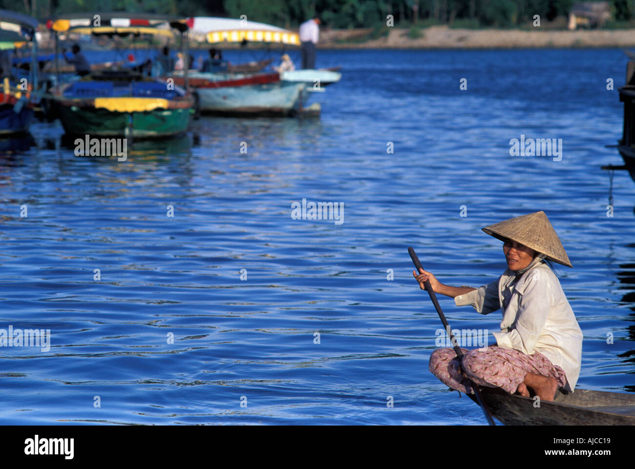 Boatwoman lagen für benutzerdefinierte an den Ufern des Thu Bon Fluss Hoi An Vietnam Stockfoto