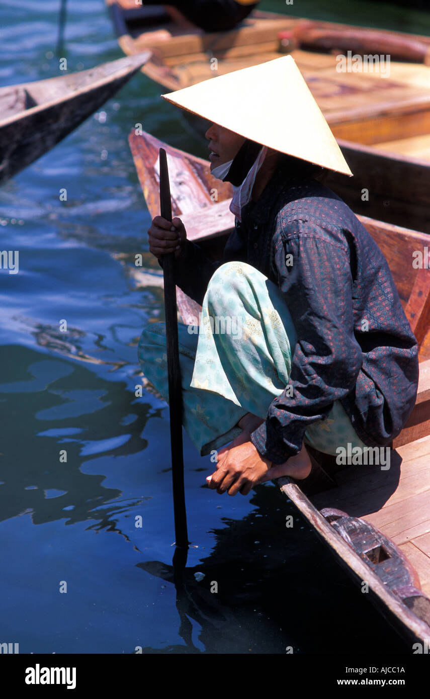 Boatwoman lagen für benutzerdefinierte an den Ufern des Thu Bon Fluss Hoi An Vietnam Stockfoto