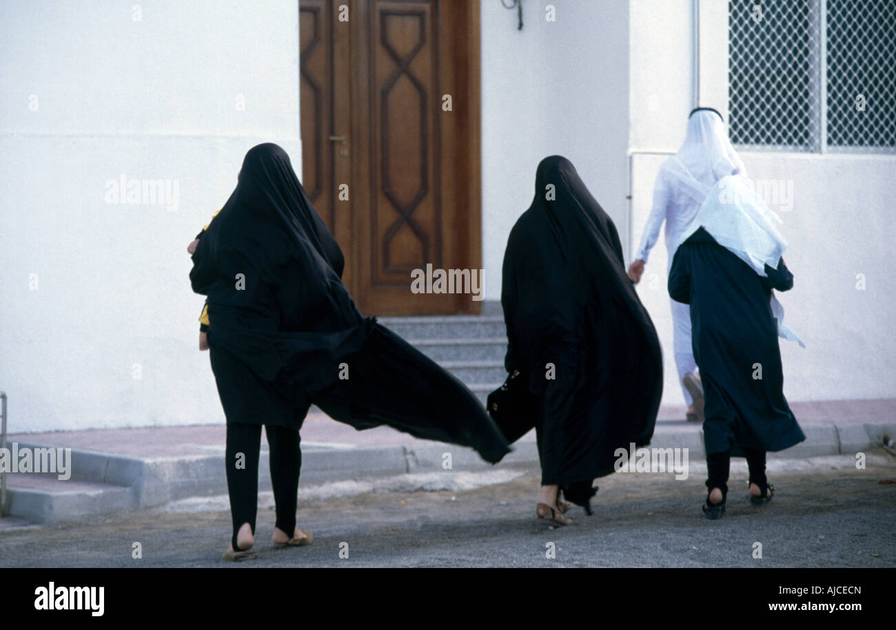 Sharjah Vereinigte Arabische Emirate verschleierte Frauen gehen zur Moschee Stockfoto