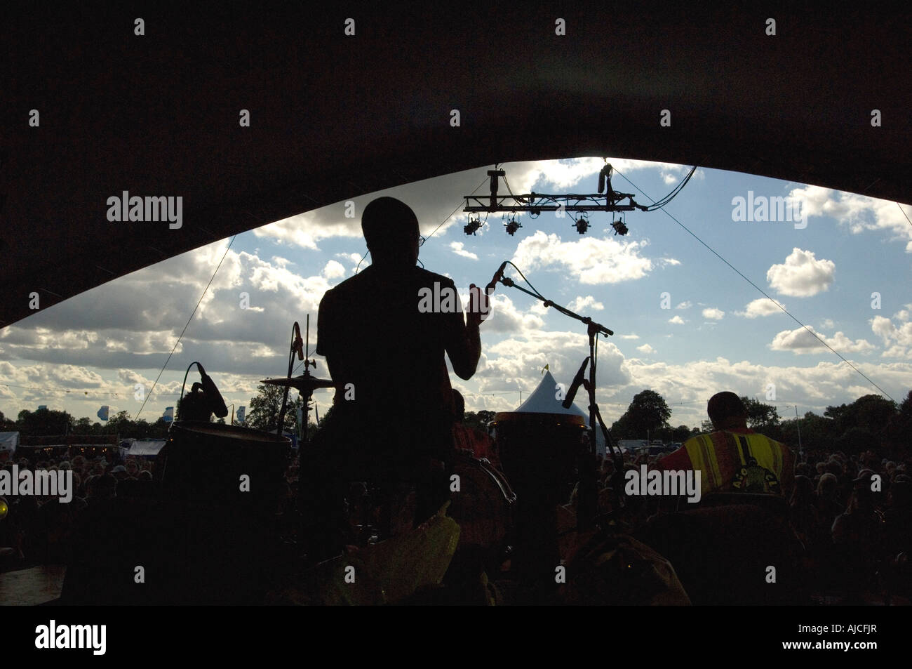 WOMAD Menschenmassen am neuen Standort in Wiltshire im Jahr 2007 die alternative World Music Festival jeden Sommer in Großbritannien passiert Stockfoto