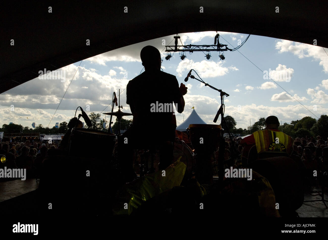 WOMAD Menschenmassen am neuen Standort in Wiltshire im Jahr 2007 die alternative World Music Festival jeden Sommer in Großbritannien passiert Stockfoto