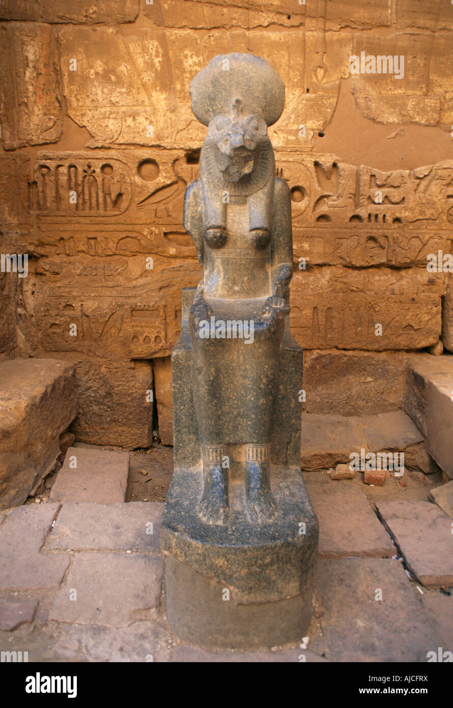 Luxor Ägypten Göttin Sakhmet Madinat Habu Leichenhalle Tempel Ramses III Löwe geleitet Göttin Stockfoto