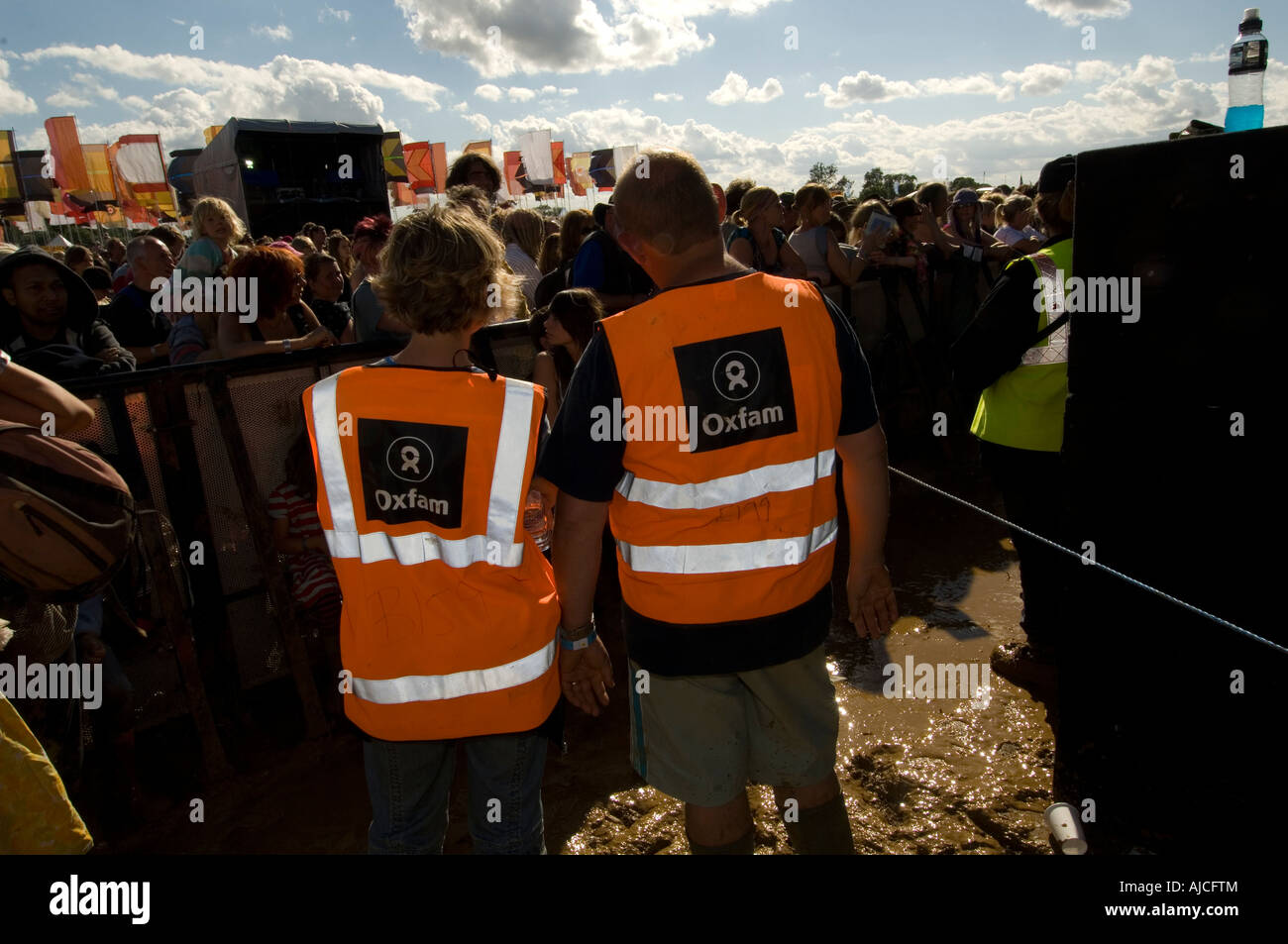 WOMAD Menschenmassen am neuen Standort in Wiltshire im Jahr 2007 die alternative World Music Festival jeden Sommer in Großbritannien passiert Stockfoto