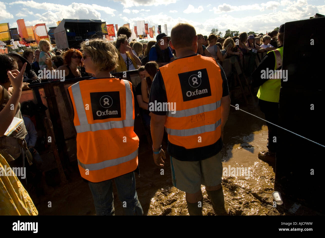 WOMAD Menschenmassen am neuen Standort in Wiltshire im Jahr 2007 die alternative World Music Festival jeden Sommer in Großbritannien passiert Stockfoto