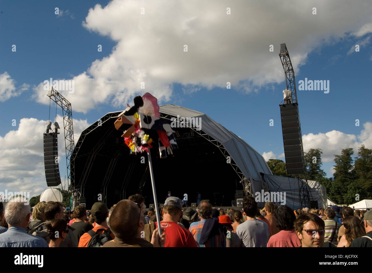 WOMAD Menschenmassen am neuen Standort in Wiltshire im Jahr 2007 die alternative World Music Festival jeden Sommer in Großbritannien passiert Stockfoto