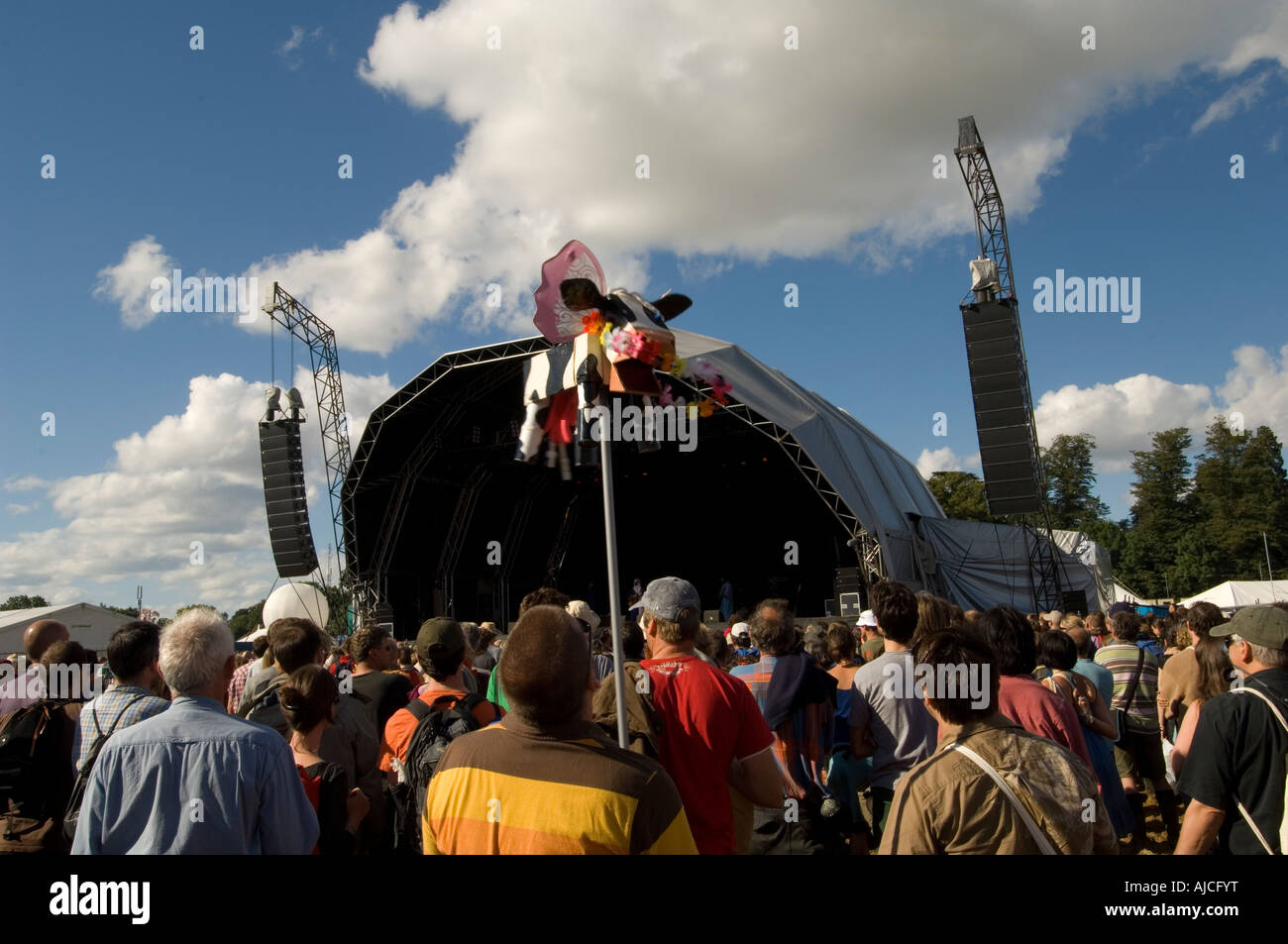 WOMAD Menschenmassen am neuen Standort in Wiltshire im Jahr 2007 die alternative World Music Festival jeden Sommer in Großbritannien passiert Stockfoto