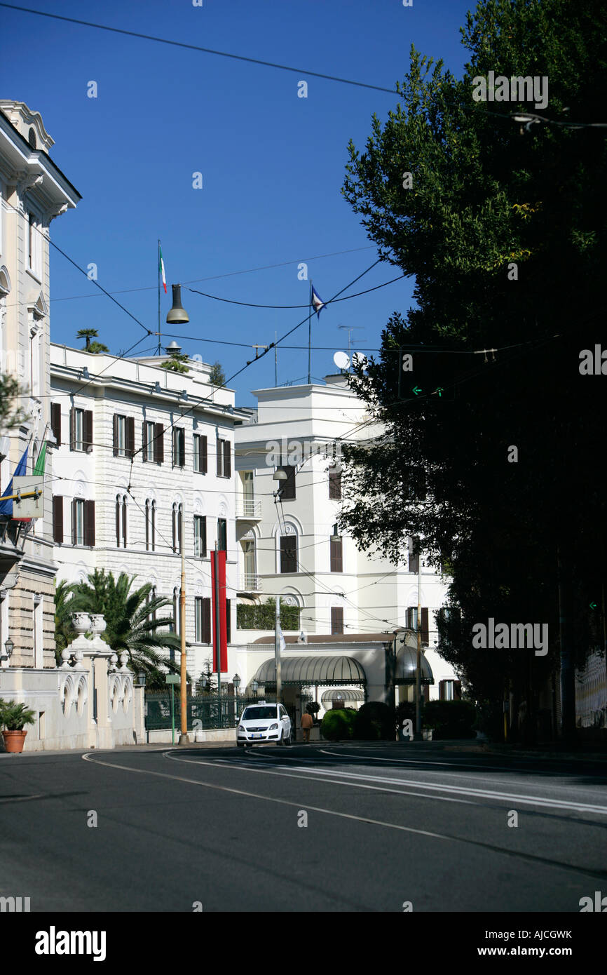 Rom-Vorstadt mit obenliegenden Straßenbahn Kabel, Italien Stockfoto