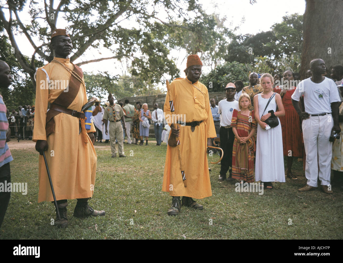Zwei der Kabaka s Wachen eskortieren König von Buganda auf eine Funktion in Entebbe Uganda-Ost-Afrika Stockfoto