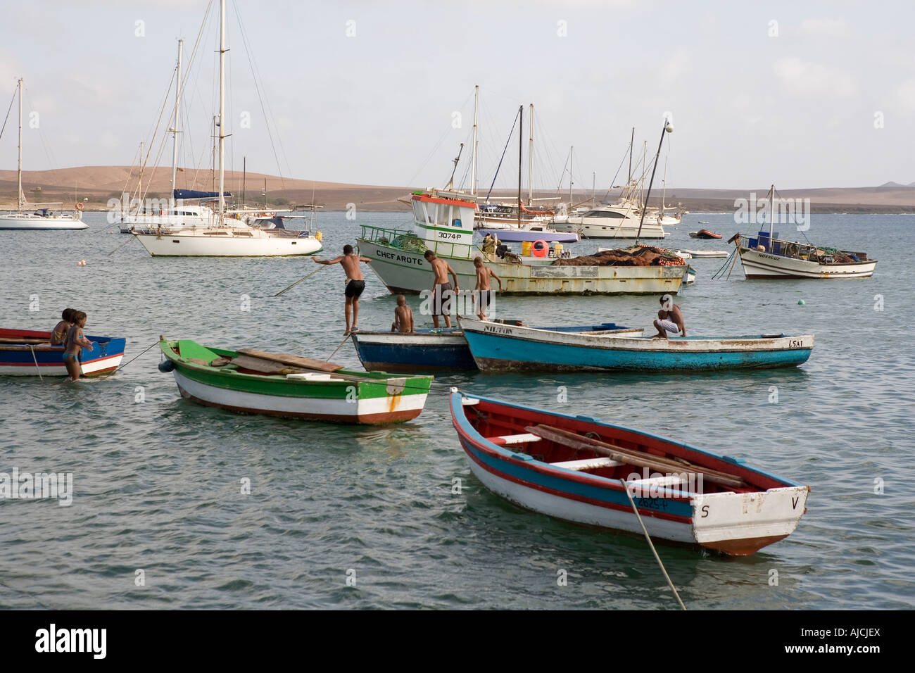 Kinder spielen auf Boot Palmeira Hafenstadt Sal Insel Kap Verde Stockfoto