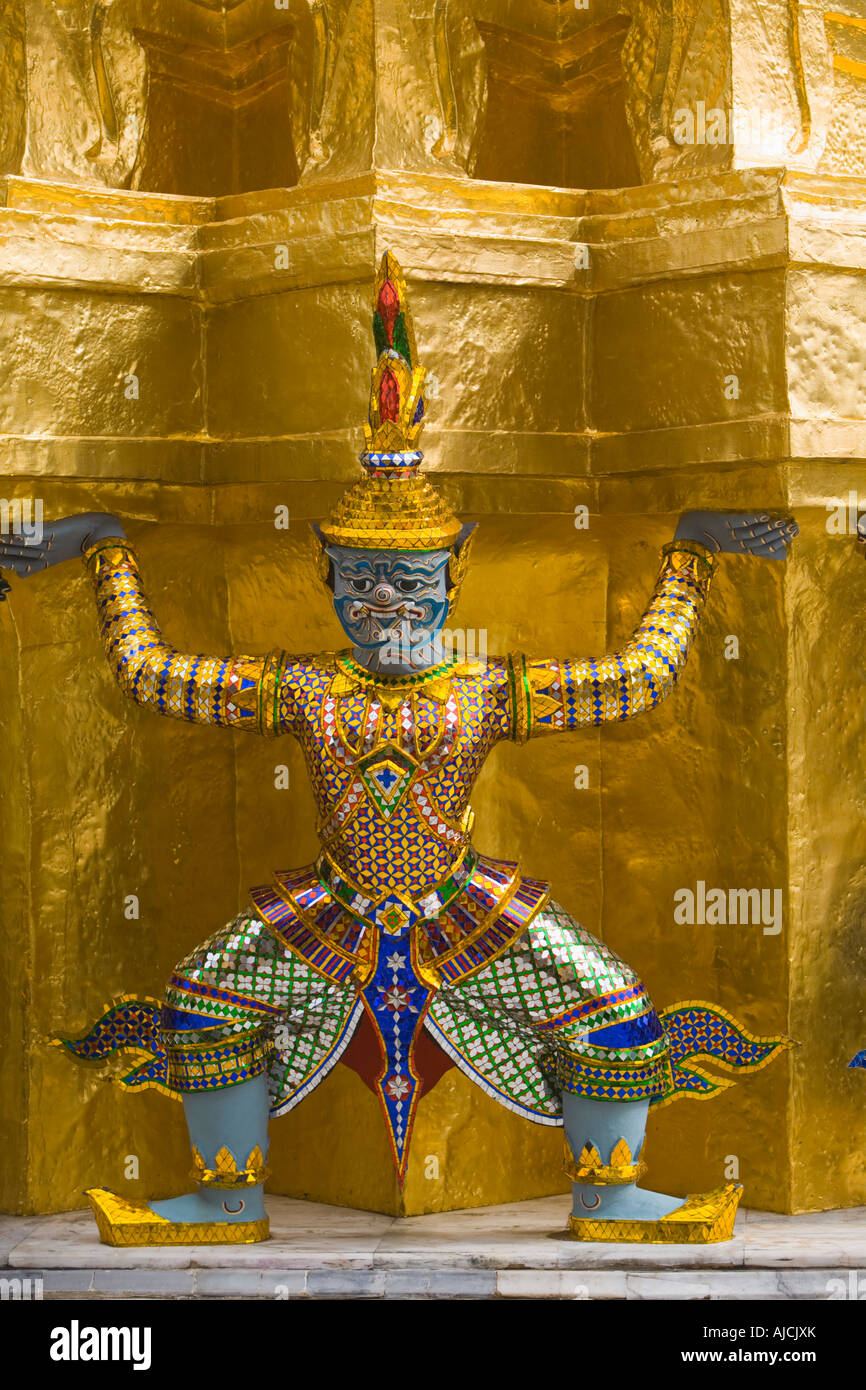 Yaksha unterstützen einen goldenen Chedi Grand Palace Tempel des Smaragd Buddha Wat Phra Kaew Bangkok Thailand Stockfoto