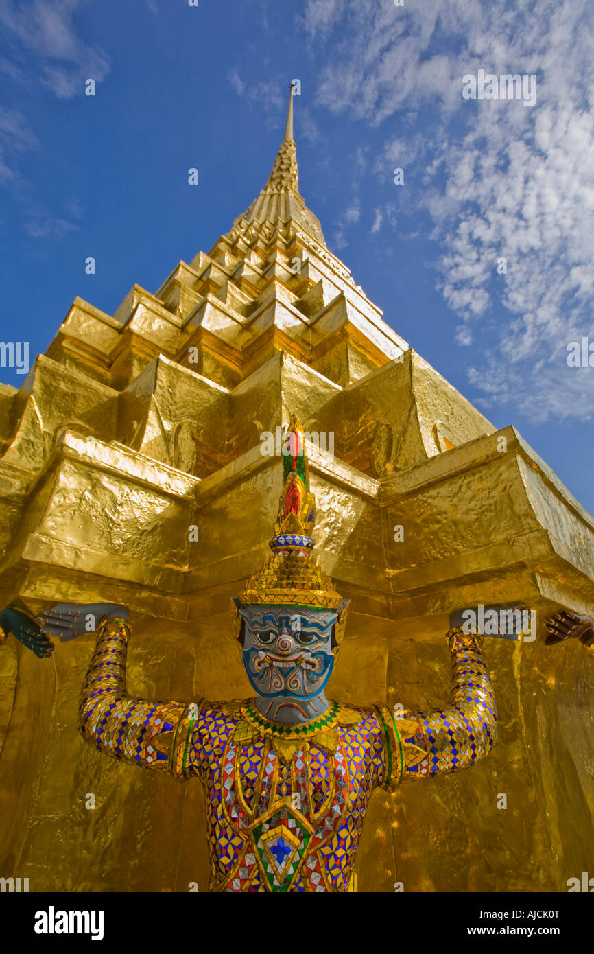 Yaksha unterstützen einen goldenen Chedi Grand Palace Tempel des Smaragd Buddha Wat Phra Kaew Bangkok Thailand Stockfoto