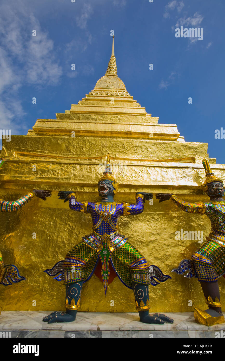 Yakshas unterstützen einen goldenen Chedi Grand Palace Tempel des Smaragd Buddha Wat Phra Kaew Bangkok Thailand Stockfoto