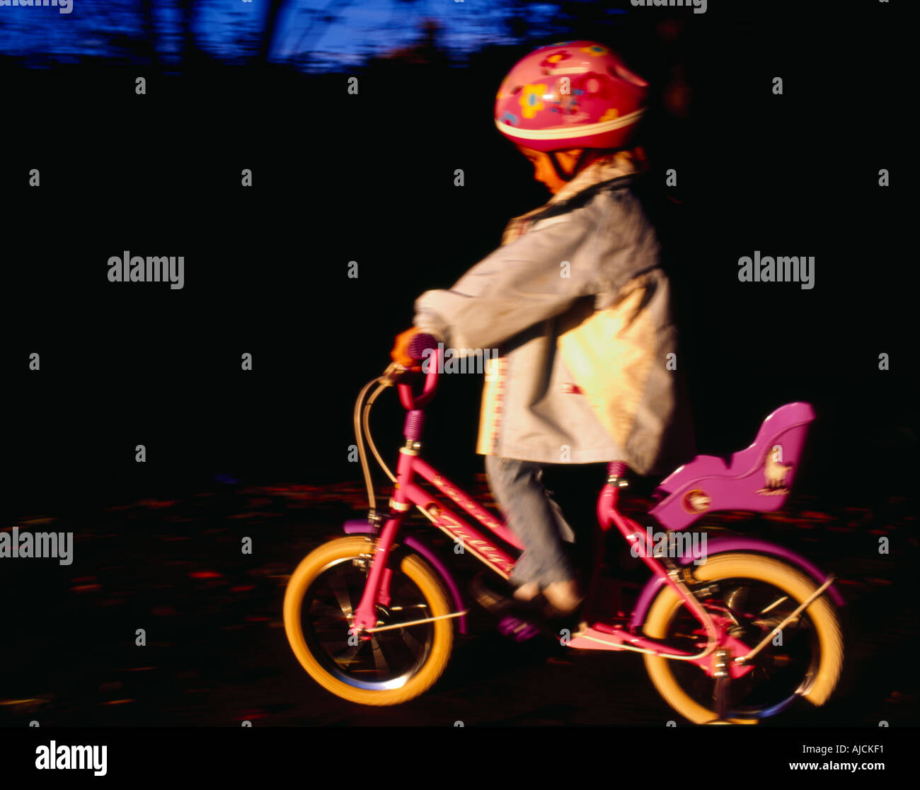 Kind mit dem Fahrrad Fahrrad im Sonnenlicht am frühen Abend Stockfoto