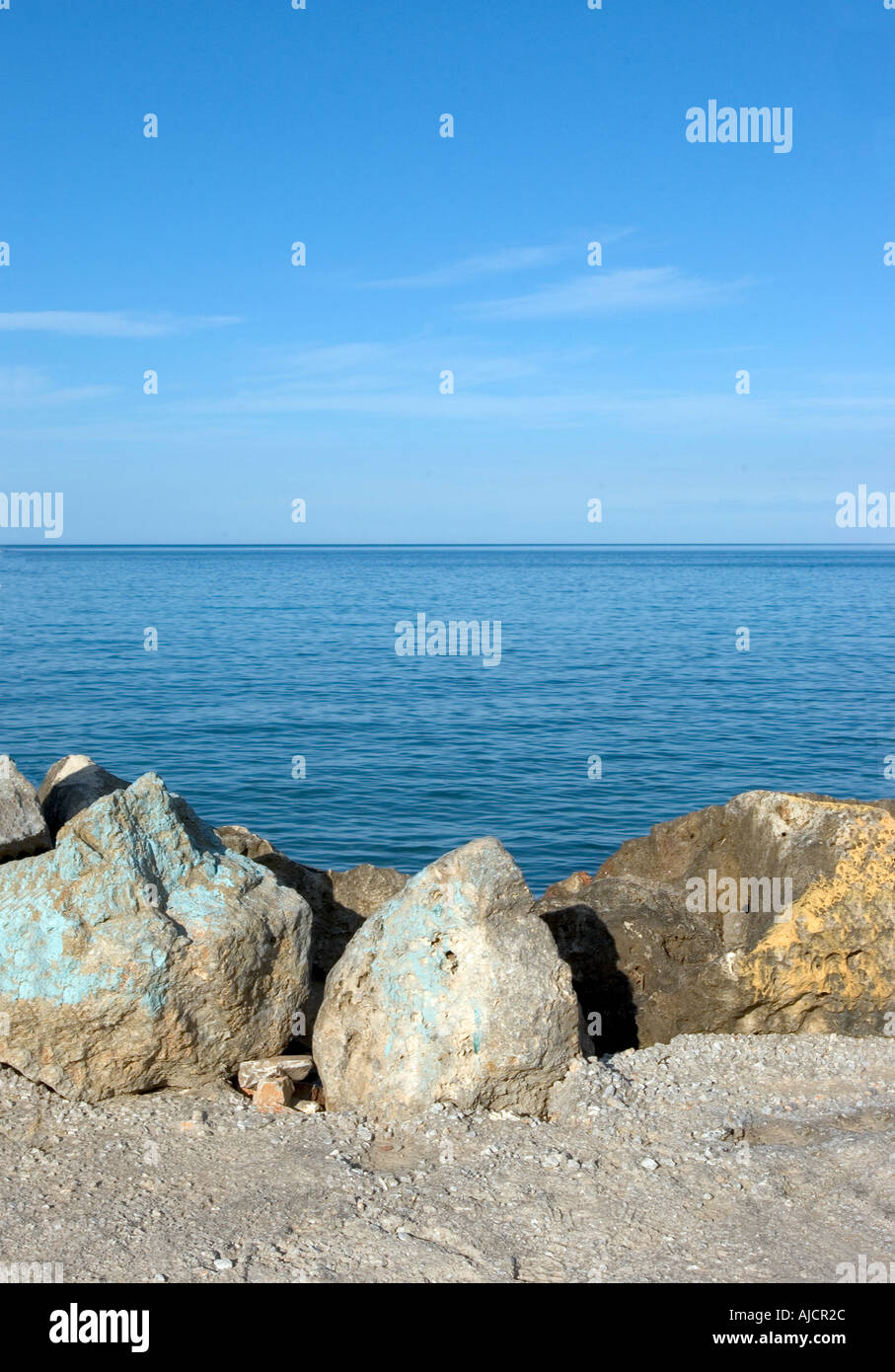 Felsen, die Verteidigung der Küste bei Kalives Kreta Griechenland A ruhiger Nachmittag im März... Bildschärfe ist an der Unterseite, Oberseite Dritter verlassen Stockfoto Felsen, die Verteidigung der Küste bei Kalives Kreta Griechenland A ruhiger Nachmittag im März... Bildschärfe ist an der Unterseite, Oberseite Dritter verlassen Stockfoto