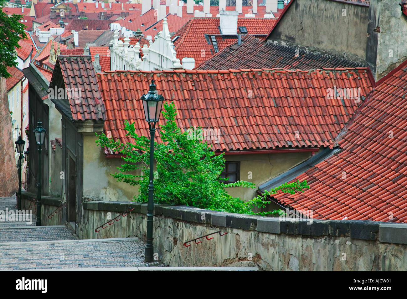 Stufen führen von der Prager Burg bis zu kleinen Viertel mit schöner Aussicht auf die Stadt Prag-Tschechische Republik-Prag ist Liste Stockfoto
