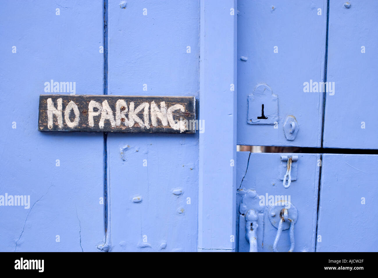 Kein Parkplatz-Schild an blauen Tür UK Stockfoto