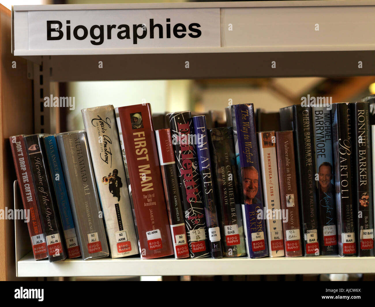 Biographie Bücher in einer Bibliothek mit Dewey Nummern Stockfoto