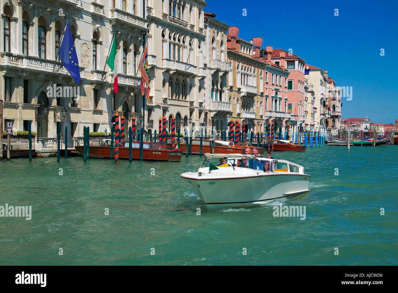 Wasser-Taxi auf den Canal Grande Venedig-Italien Stockfoto