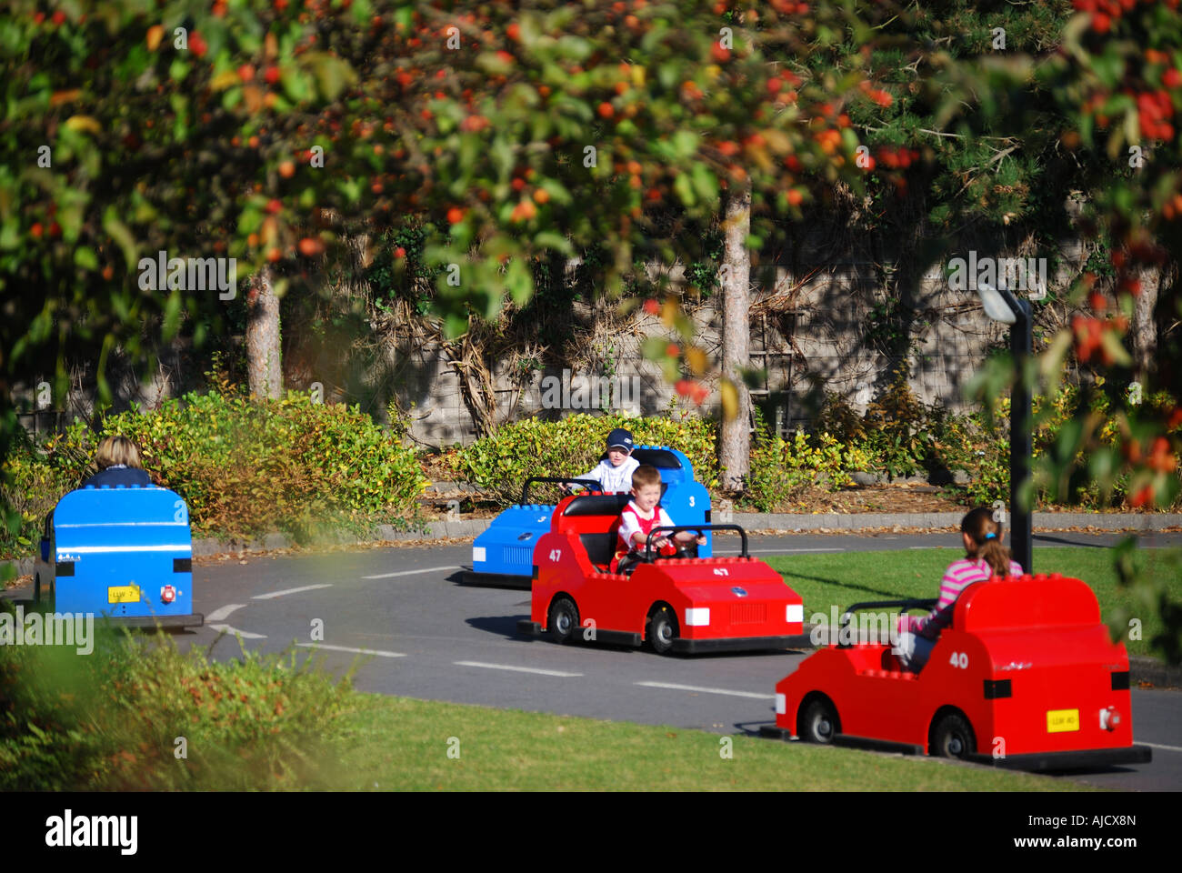 Kinder in Elektroautos, Fahrschule, Legoland Windsor, Windsor, Berkshire, England, Vereinigtes Königreich Stockfoto